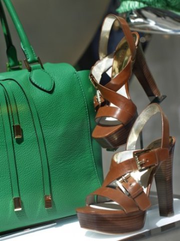 <p>
	Витрина на 5-то авеню в Ню Йорк, 4 април 2013 г. <em>Снимка: Ройтерс</em></p>
