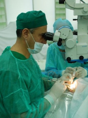 <p>
	Сливането между по-малките лечебни заведения и обединяването им в по-големи ефективно работещи структури е приоритет номер едно за правителството&nbsp; Снимка: БТА</p>
