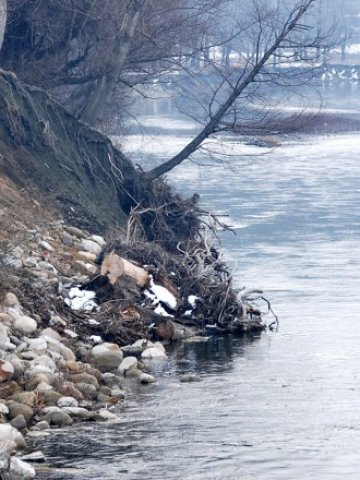 <p>
	<em>Басейновите дирекции извършват постоянно наблюдение на реките, язовирите и останалите водни обекти, като информацията се обобщава на национално ниво</em> &nbsp; &nbsp; &nbsp; Снимка: БТА</p>
