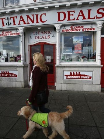 <p>
	Магазин за преоценени стоки в Коб, на южното ирландско крайбрежие. <em>Снимка: Ройтерс</em></p>
