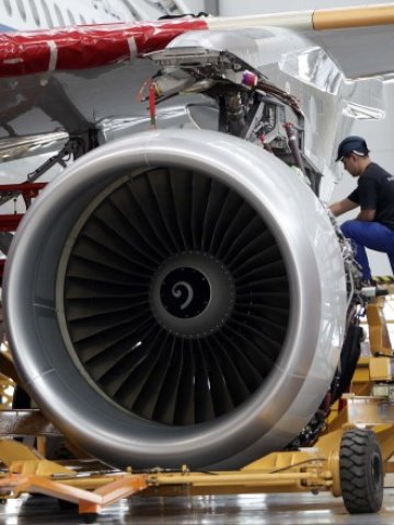 <p>
	Работник инсталира двигател на A320 в фабриката на&nbsp; Airbus в Тиендзин, Китай. <em>Снимка: Ройтерс</em></p>
