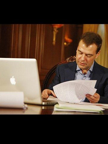 Стив Джобс подари на Медведев iPhone 4