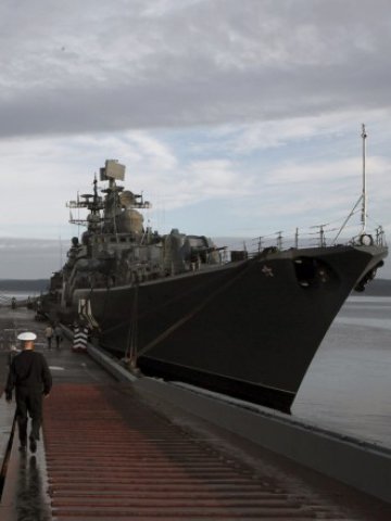 <p>
	Руският разрушител Адмирал Ушаков. <em>Снимка: Ройтерс</em></p>
