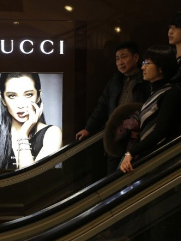 <p>
	Търговски център в Ухан, провинция Хубей. <em>Снимка: Ройтерс</em></p>
