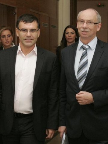 <p>
	Симеон Дянков и Януш Левандовски (вдясно). <em>Снимка: БТА</em></p>
