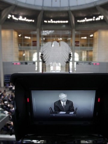 <p>
	Германският финансов министър Волфганг Шойбле по време на дискусиите. <em>Снимка: Ройтерс</em></p>
