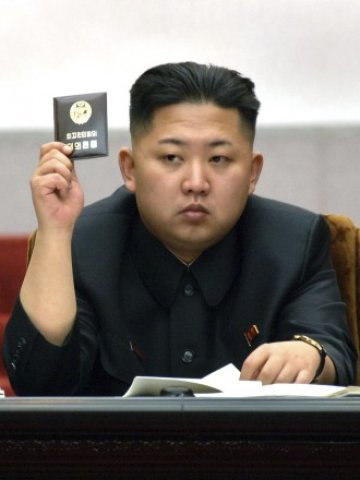 <p>
	Младият лидер Ким Чен Ун се различава от баща си, който налагаше&nbsp;политика на тотален контрол от страна на армията.&nbsp;<em>Снимка: Ройтерс</em></p>
