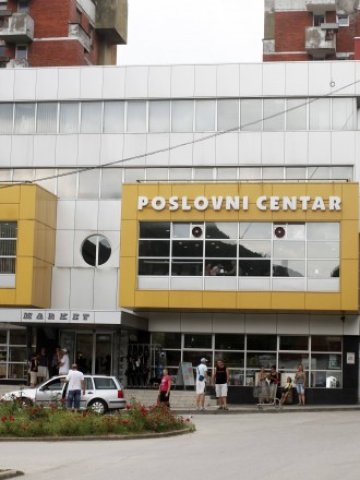 <p>
	Бизнес център в Сребреница. <em>Снимка: Ройтерс</em></p>
