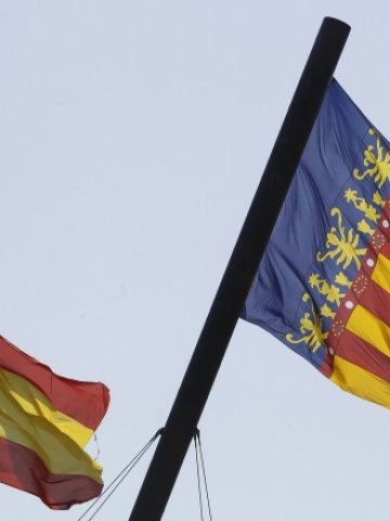 <p>
	Флаговете на Валенсия и Испания. <em>Снимка: Ройтерс</em></p>
