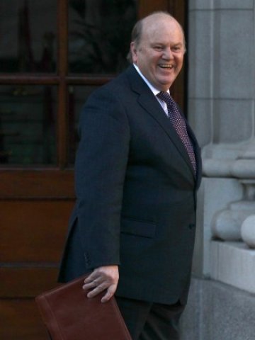 <p>
	Финансовият министър на Ирландия Майкъл Нуунън. <em>Снимка: Ройтерс</em></p>
