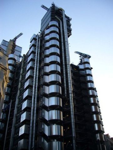 <p>
	Главният офис на Lloyds в Лондон. Снимка: Will Survive. Лиценз: <em><a href="http://creativecommons.org/licenses/by-sa/2.0" target="_blank">Creative Commons</a></em></p>
