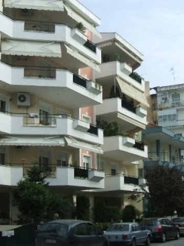 <p>
	Жилищна сграда в Гърция. Снимка: Investor.bg</p>
