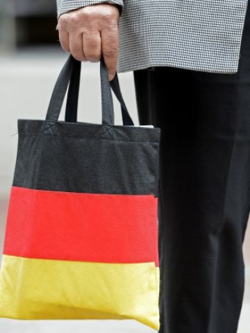 <p>
	Увеличението на заплатите в Германия изпреварва темпа на инфлацията. <em>Снимка: Ройтерс</em></p>
