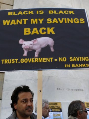 <p>
	Протест срещу бюджетните икономии в Атина. <em>Снимка: Ройтерс</em></p>
