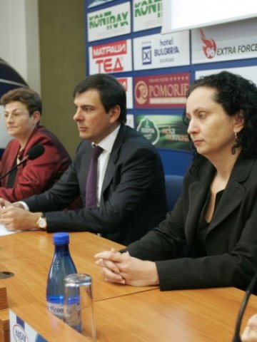 <p>
	Председателят на Асоциацията на фамилния бизнес у нас Христо Илиев и представители на НСИ оповестиха за първи път данни за семейните компании в България Снимка: БТА</p>
