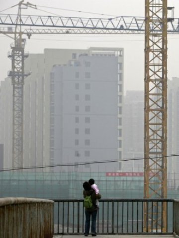 <p>
	Пазарът на имоти в Китай отново тръгна нагоре през втората половина на миналата година. <em>Снимка: Ройтерс</em></p>
