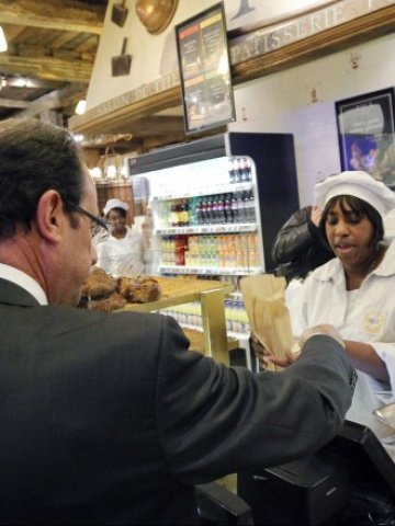 <p>
	Френският президент Франсоа Оланд на щанд за бързо хранене в мол близо до Париж. <em>Снимка: Ройтерс</em></p>
