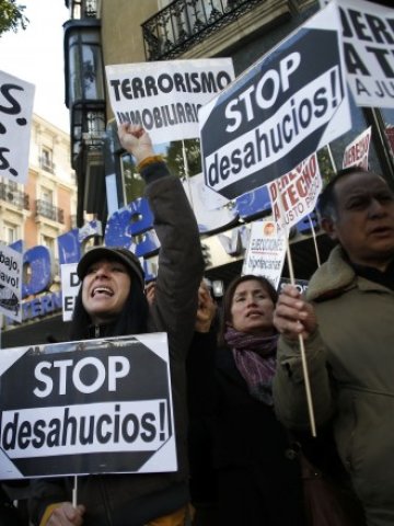<p>
	Протест срещу ипотечната политика на банките. Мадрид, 12 ноември. 2012 г. <em>Снимка: Ройтерс</em></p>
