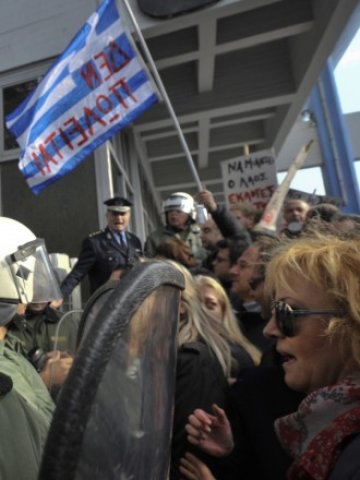 <p>
	И през последните дни Гърция е &quot;залята&quot; от протести. <em>Снимка: Ройтерс</em></p>
