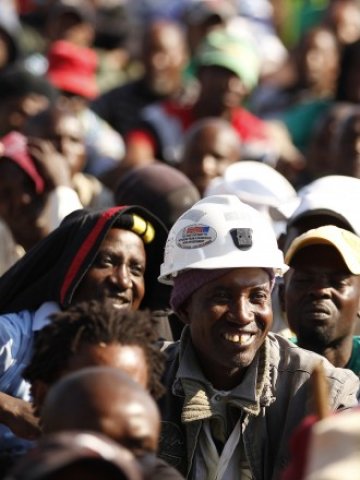 <p>
	Националният съюз на миньорите призова за увеличения на заплатите с до 60%.&nbsp;<em>Снимка: Ройтерс</em></p>
