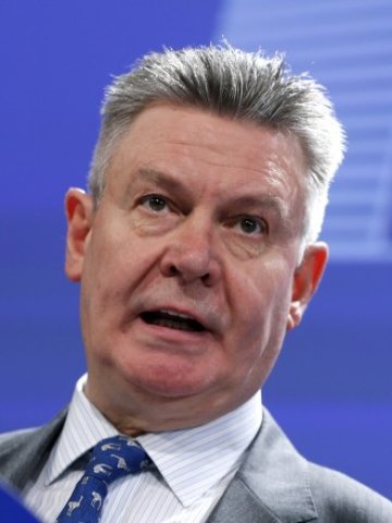 <p>
	Най-голямото предизвикателство&nbsp;пред&nbsp;преговорите между ЕС и САЩ ще&nbsp;се&nbsp;окаже изготвянето на единния регламент за сътрудничество,&nbsp;обяви опасенията си европейският комисар по въпросите за търговията&nbsp;<em>Снимка: Ройтерс</em></p>
