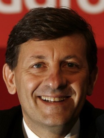 <p>
	Изправени сме пред неблагоприятна икономическа и регулаторна среда, изтъкна Виторио Колао.&nbsp;<em>Снимка: Ройтерс</em></p>
