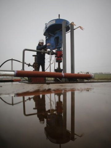 <p>
	Енергийният гигант Exxon Mobil Corp. се изтегли от страната през юни 2012 г., след като първите проучени кладенци дадоха разочароващи резултати <em>Снимка: Ройтерс</em></p>
