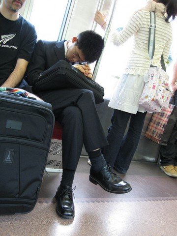 <p>Работещите хора в Токио спят средно по по-малко от шест часа на ден през седмицата. Снимка: Flickr</p>