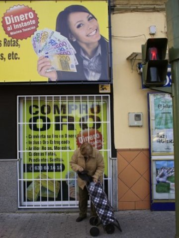 <p>
	Кризата накара испанците да броят всеки цент. <em>Снимка: Ройтерс</em></p>
