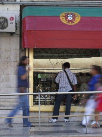 <p>
	Магазин в центъра на Лисабон. <em>Снимка: Ройтерс</em></p>
