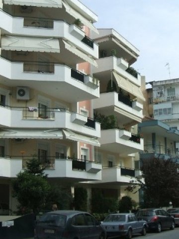 <p>
	Жилищна сграда в северна Гърция. Снимка: Investor.bg</p>
