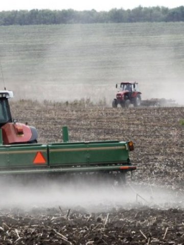 <p>
	Тази година фермерите не ползваха преференцията за по-евтино гориво при сеитбата.&nbsp;<em>Снимка: БТА</em></p>
