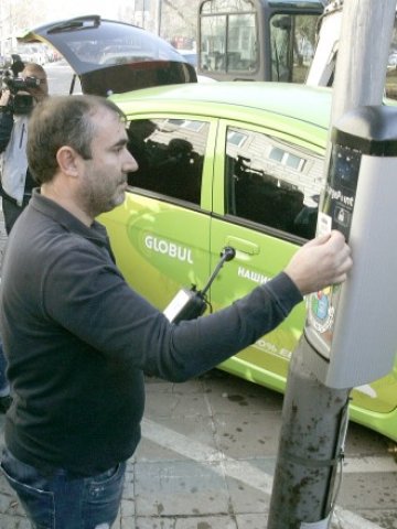 <p>
	Първата зарядна станция за електромобили в София. Снимка: БТА</p>
