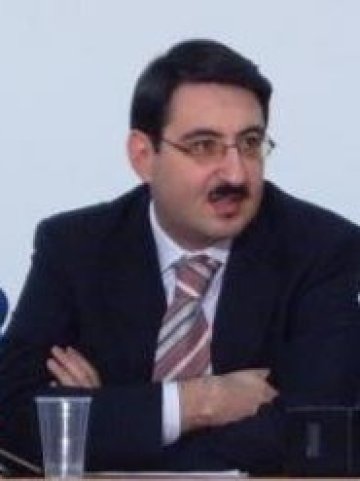 <p>
	Апостол Апостолов<span style="font-style: italic;">&nbsp; </span><em>Снимка:Investor.bg</em></p>
