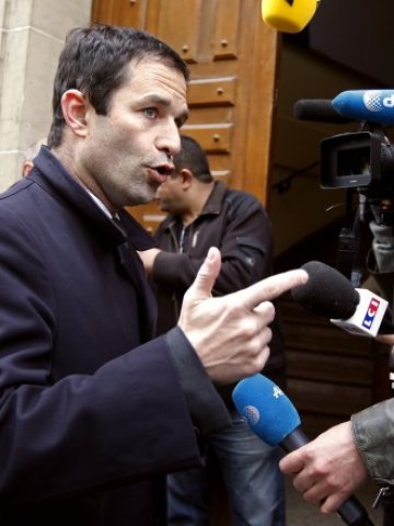 <p>
	Говорителят на френската Социалистическа партия Беноа Амон.<em> Снимка: Ройтерс</em></p>
