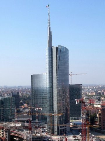 <p>
	La Cesar Pelli Tower в Милано - новата сграда на UniCredit. <em>Снимка: batrax, лиценз: <strong><a href="http://creativecommons.org/licenses/by-sa/2.0/" target="_blank">CreativeCommons</a></strong></em></p>
