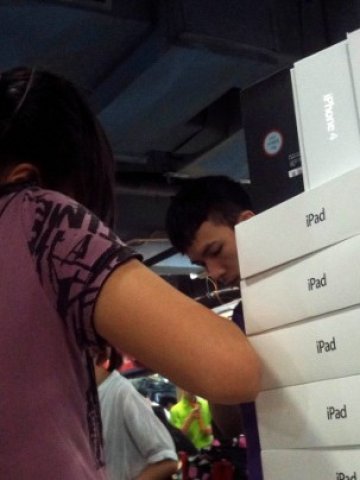 <p>
	Китайците продължават да купуват имитации на продуктите на западни марки. <em>Снимка: Ройтерс</em></p>
