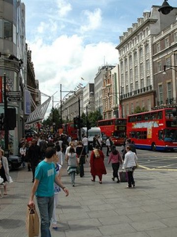 <p>Оксфорд стрийт е сред най-известните улици за шопинг в Лондон. Снимка: <i>Flickr Лиценз: </i><a target="_blank" href="http://creativecommons.org/licenses/by/2.0/"><i>Creative Commons</i></a></p>