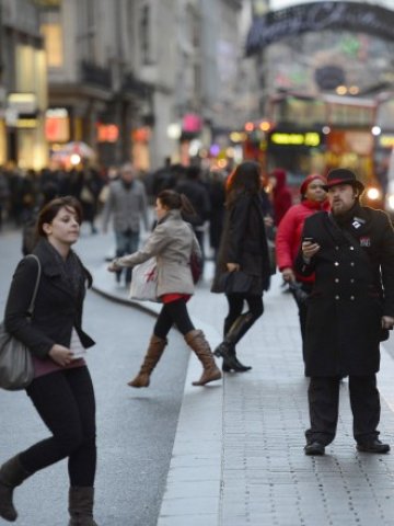 <p>
	Oxford St., Лондон. <em>Снимка: Ройтерс</em></p>
