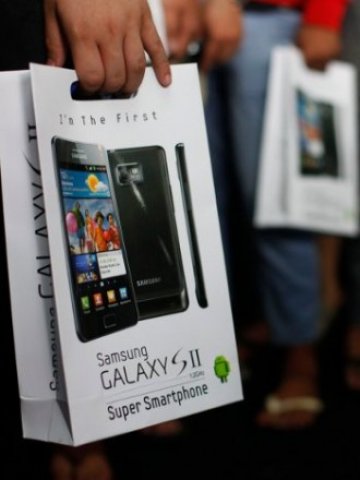 <p>
	Смартфоните Galaxy се радват на голямо търсене и в столицата на Индонезия - Джакарта. <em>Снимка: Ройтерс</em></p>
