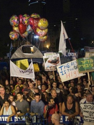 <p style="margin-bottom: 0cm">
	Протестиращи срещу растящите цени на имотите в Тел Авив. <em>Снимка: Ройтерс</em></p>
