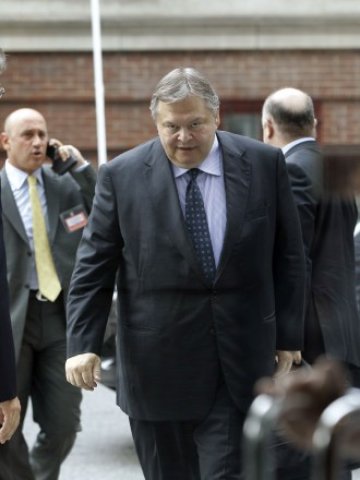 <p>
	Гръцкият министър на финансите Евангелос Венизелос преди срещата в Института за международни финанси. <em>Снимка: Ройтерс</em></p>
