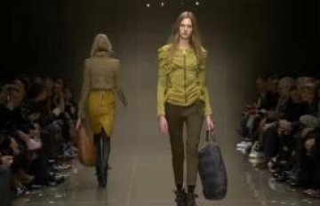 Модел от ревюто на Burberry