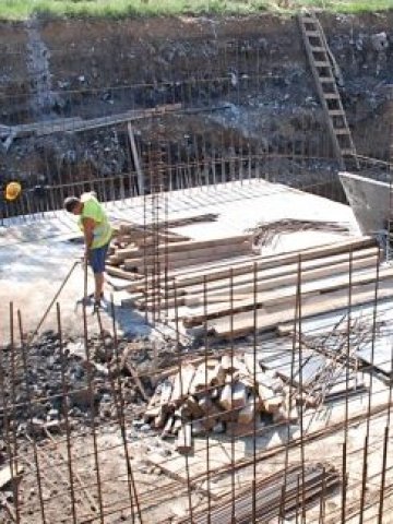 <p>
	С текстове от закона се цели да се пресече практиката за незаконни строежи в неурбанизирани територии &nbsp; Снимка: БТА</p>
