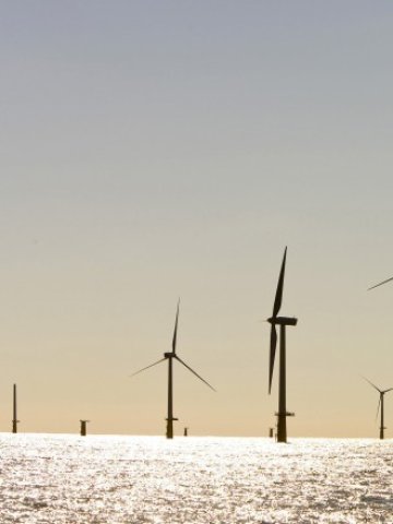 <p>
	Несигурната подкрепа за сектора на ключови пазари и понижените разходи за нови технологии се отразяват на инвестициите. <em>Снимка: Ройтерс</em></p>
