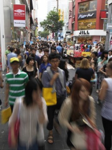 <p>
	Потреблението в Южна Корея се забавя, тъй като силно задлъжнелите домакинства се въздържат от допълнителни разходи. <em>Снимка: Ройтерс</em></p>
