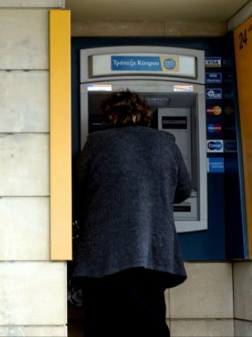 <p>
	Банкоматите все още продължават да пускат ограничена сума евро. <em>Снимка: Getty Images News</em></p>
