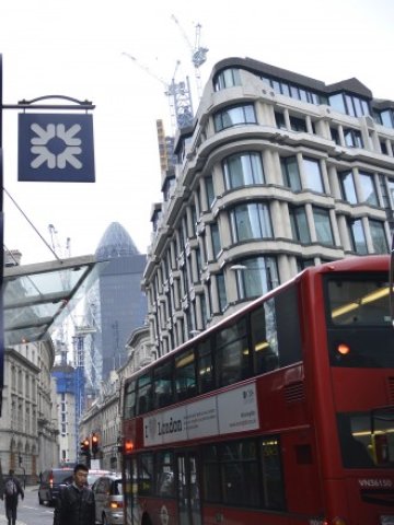 <p>
	Реклама на Royal Bank of Scotland в централен Лондон. <em>Снимка: Ройтерс</em></p>
