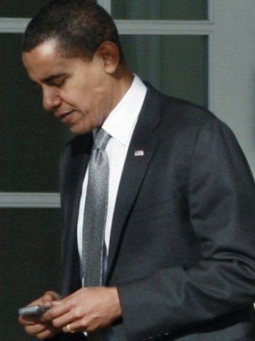 <p style="text-align: justify;">
	Все още няма индикации дали Обама ще смени своя модифициран апарат с марка BlackBerry. <em>Снимка: Ройтерс</em></p>
