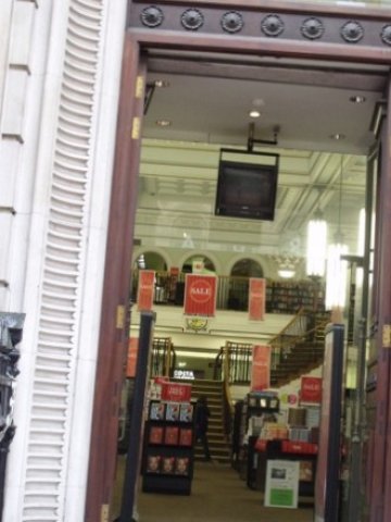 <p>
	&nbsp;Книжарниците на Waterstone&#39;s са разположени в големи и масивни сгради. <em>Снимка: Ell Brown via Flickr, <a href="http://creativecommons.org/licenses/by/2.0/" target="_blank"><strong>лиценз:Creative Commons</strong></a></em></p>
